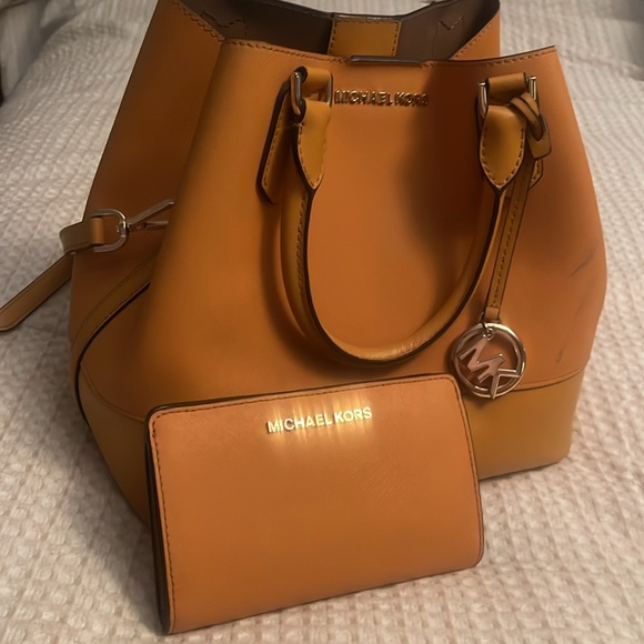 Michael Kors bag and wallet mustard in color - Picture 2 of 9